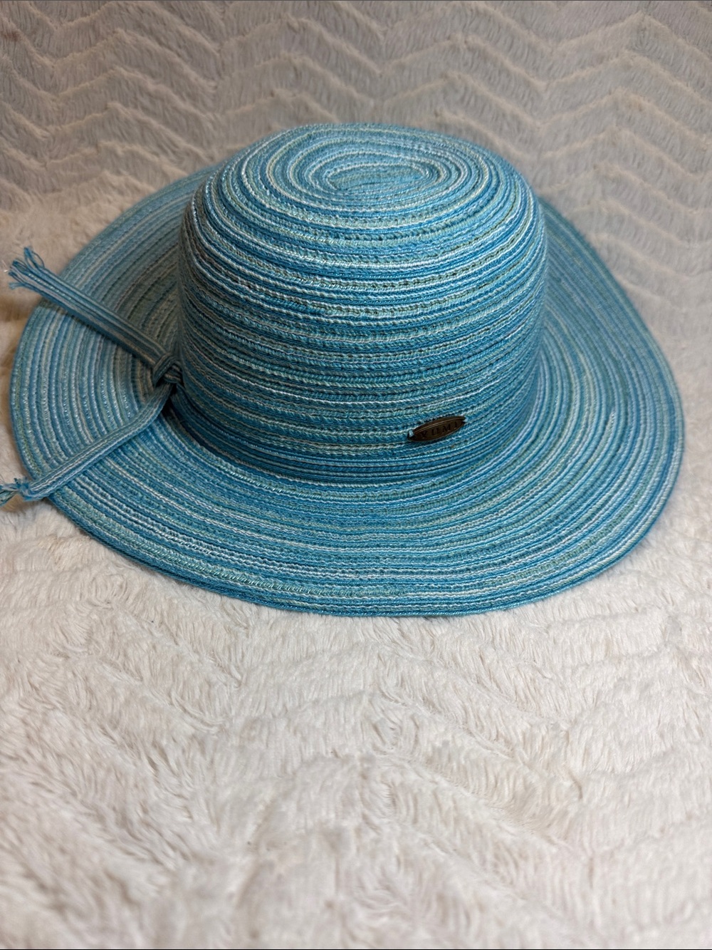 YUMI baby blue and white brimmed  sun hat 🌴🌞 like new!